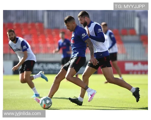 足球巨星训练秘笈揭秘如何在高强度训练中提升个人技术与团队配合能力